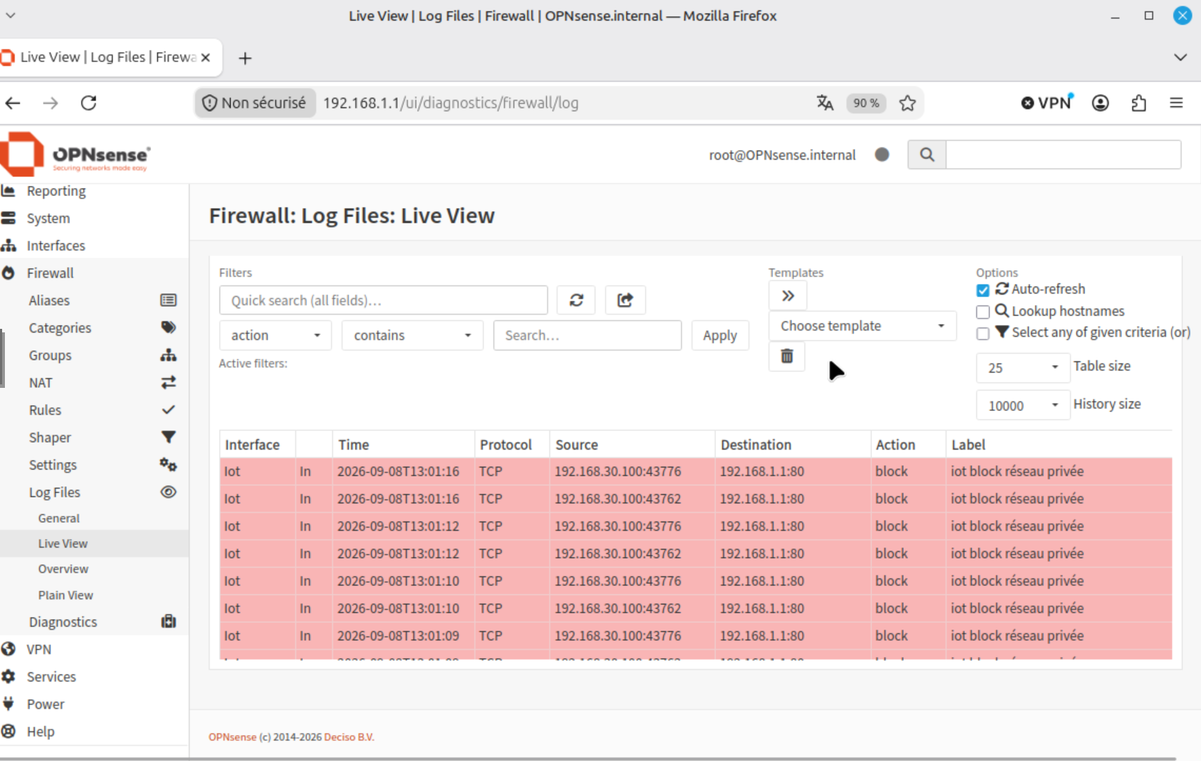 Vue en temps réel des journaux du pare-feu OPNsense, montrant les paquets de la zone IoT bloqués vers l'interface d'administration, avec le nom de la règle de blocage