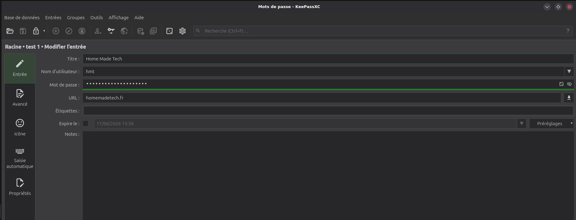 Interface de KeePassXC avec un coffre de démonstration ouvert et des entrées factices