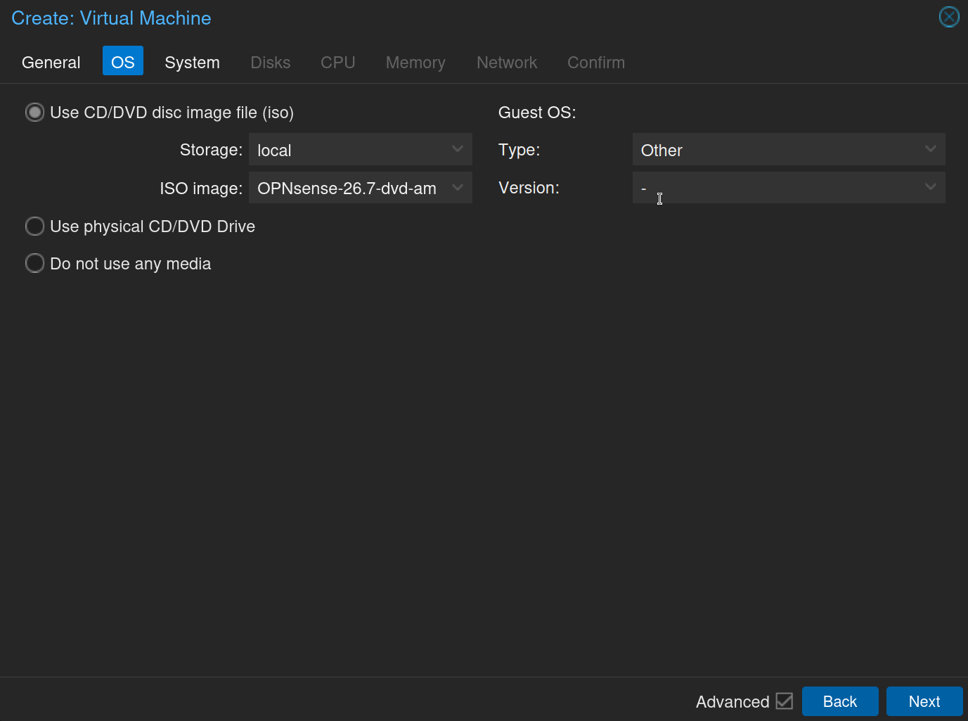 Onglet OS de la création de VM avec l'image ISO OPNsense sélectionnée et le type de système invité réglé sur Other